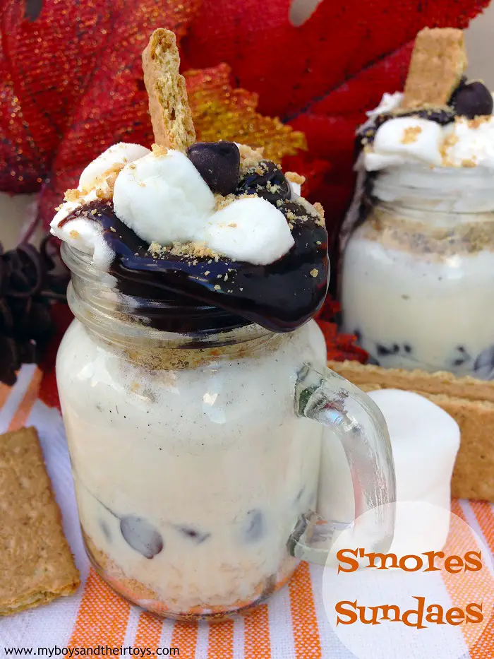 S'mores Sundaes with marshmallow chocolate and crackers