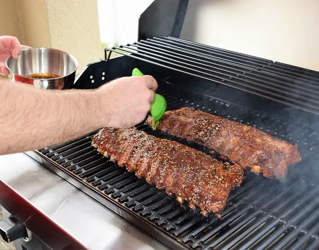 adding flavoring to grilled ribs